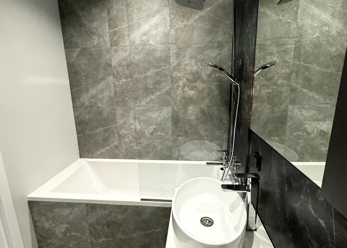 Avalon стрийська автовокзал,трускавецька إلفيف